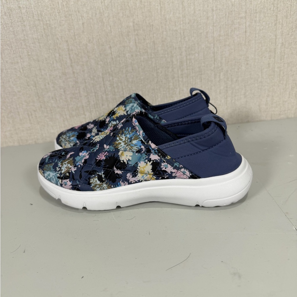 Vera Bradley VB Cloud Shoes. Convertable Slip-on shoe.‎ Blue Quilted Floral Sz 5